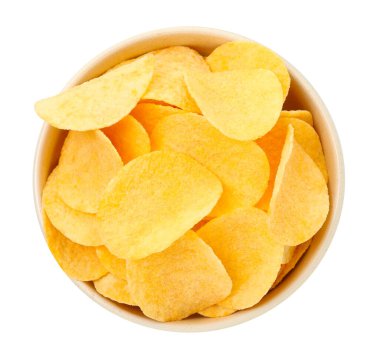 Tabaktaki lezzetli cipsler beyaza izole edilmiş, üst manzara