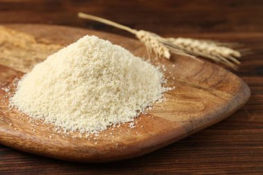 Tahta masaya un ve çivi yığını, yakın plan.