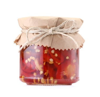 Kavanozdaki lezzetli biber turşusu beyaza izole edilmiş.