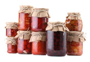 Farklı turşu ürünleri olan bir sürü kavanoz beyaz üzerine izole edilmiş.