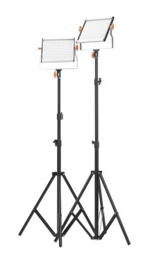 Beyaza izole edilmiş tripodlu profesyonel ışıklandırma ekipmanları.