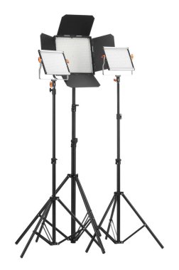 Beyaza izole edilmiş tripodlu profesyonel ışıklandırma ekipmanları.