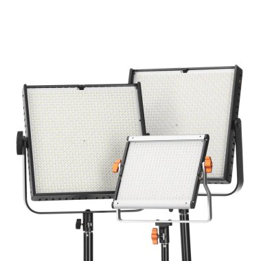 Profesyonel ışıklandırma ekipmanları beyaza izole edilmiş. Fotoğraf stüdyosu aracı