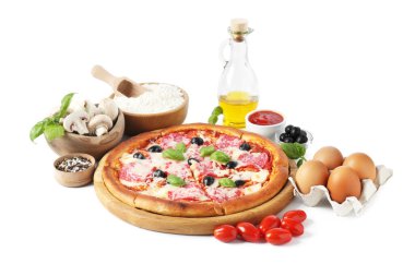 Lezzetli pizza ve malzemeler üzerinde beyaz izole