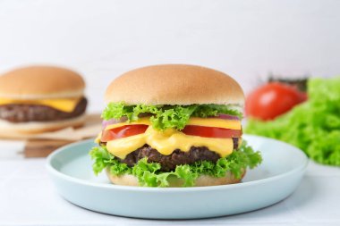 Marul ve domatesli leziz bir çizburger, yakın plan.