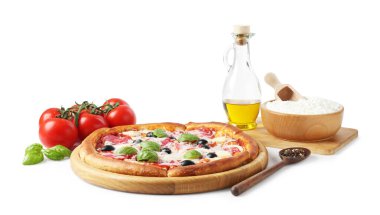 Lezzetli pizza ve malzemeler üzerinde beyaz izole
