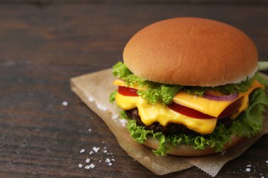 Ahşap masada leziz bir çizburger, yakın plan. Metin için boşluk