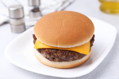 Beyaz masada lezzetli köfteli çizburger, yakın plan.