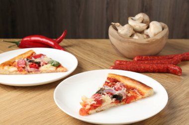 Ahşap masada servis edilen ince füme sosisli, lezzetli pizza dilimleri.