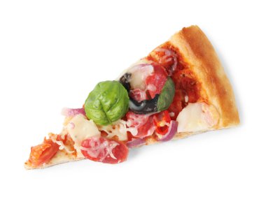 İnce tütsülenmiş sosisli pizza dilimleri beyaz, üst tarafta.