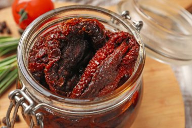 Lezzetli güneşte kurutulmuş domatesler masada, yakın plan.