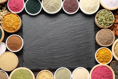 Farklı süper yiyecek tozları ve tahta tahta tahta üzerinde düz bir tabaka. Metin için boşluk