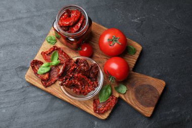 Lezzetli, kurutulmuş domatesler ve taze sebzeler.