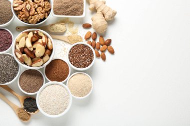 Beyaz arka planda farklı süper yiyecekler, düz yatak. Metin için boşluk