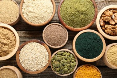 Tahta masadaki kaselerdeki farklı süper yiyecekler.