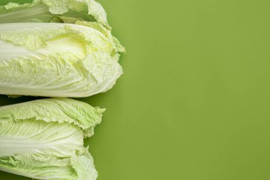 Yeşil arka planda taze Çin lahanaları, üst manzara. Metin için boşluk