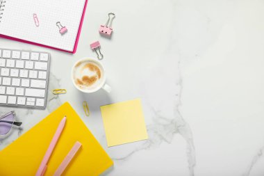 Kırtasiyeli düz kompozisyon ve beyaz mermer masa üzerinde kahve. Metin için boşluk
