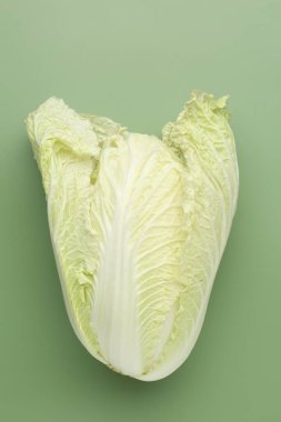 Yeşil arka planda taze bir Çin lahanası.