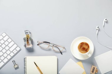 Kırtasiyeli düz kompozisyon ve açık gri arka planda kahve. Metin için boşluk