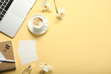 Kırtasiyeli düz kompozisyon, bej arka planda kahve ve çiçekler. Metin için boşluk