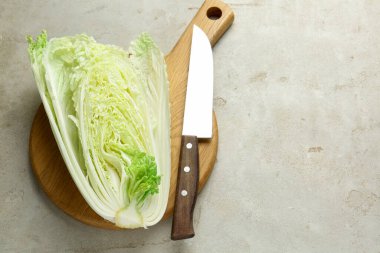 Açık gri masada Çin lahanası ve bıçağı kes. Metin için boşluk