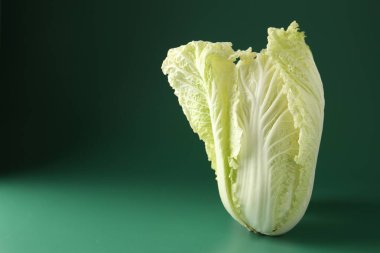 Yeşil arka planda taze Çin lahanası, yakın plan. Metin için boşluk