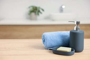 Banyodaki hafif ahşap masada farklı banyo ürünleri. Metin için boşluk