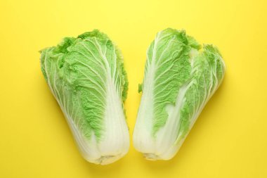 Sarı arka planda taze Çin lahanaları, üst manzara.