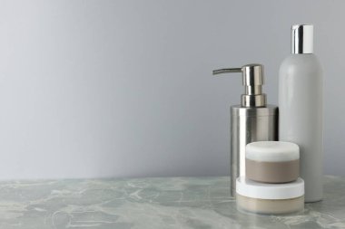 Gri mermer masada farklı banyo aksesuarları, yakın plan. Metin için boşluk