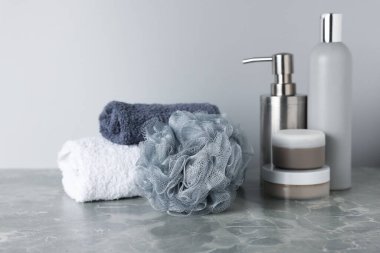 Gri mermer masada farklı banyo aksesuarları, yakın plan.