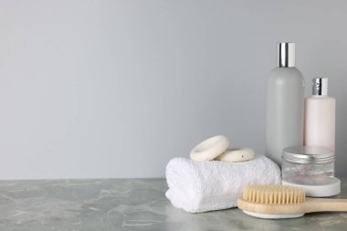 Gri mermer masada farklı banyo aksesuarları, yakın plan. Metin için boşluk