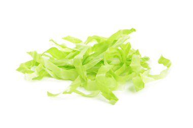 Beyazın üzerinde taze yeşil lahana kes.