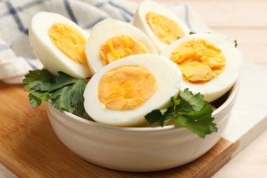 Kaynamış yumurta ve maydanoz masada, yakın plan.