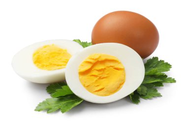 Beyaz arka planda haşlanmış yumurta ve maydanoz.