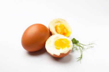 Beyaz zemin üzerinde yumuşak haşlanmış yumurta ve mikroyeşiller.