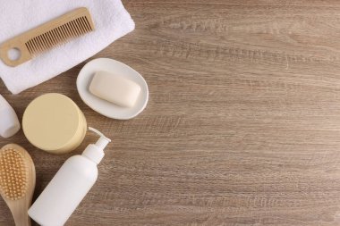 Ahşap arka planda farklı banyo aksesuarları, düz yatış. Metin için boşluk