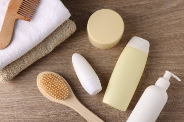 Ahşap arka planda farklı banyo aksesuarları, düz yatış