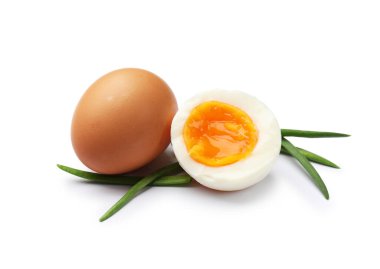 Beyaz üzerine izole edilmiş yeşil soğanlı rafadan yumurta.