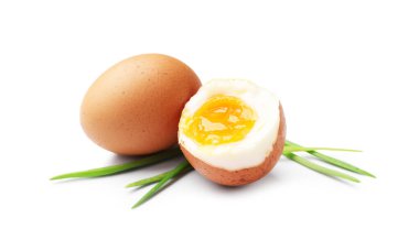 Beyaz üzerine izole edilmiş yeşil soğanlı rafadan yumurta.