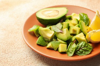 Lezzetli avokadolar, ıspanak ve limon açık dokulu masa, yakın plan.