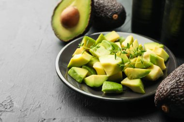 Lezzetli avokado ve kekik siyah masada, yakın plan. Metin için boşluk