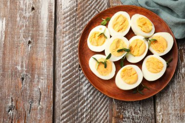 Ahşap masanın üstünde mikro yeşillikli haşlanmış yumurta, üst manzara. Metin için boşluk