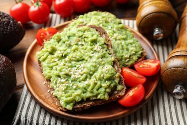 Avokado, susam tohumu, domates ve baharatlı lezzetli sandviçler.