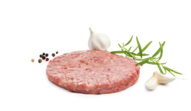 Hamburger ve beyaz üzerine izole edilmiş baharatlar için taze çiğ köfte.