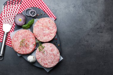 Hamburger ve baharatlar için taze çiğ köfteler. Metin için boşluk