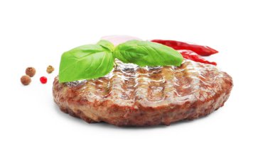 Lezzetli hamburger köftesi ve beyaz üzerine izole edilmiş baharatlar.