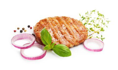 Lezzetli hamburger köftesi ve beyaz üzerine izole edilmiş baharatlar.