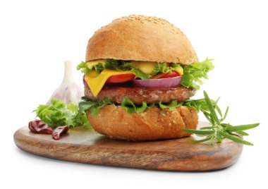 Lezzetli hamburgerli ve peynirli beyaz üzerine izole edilmiş