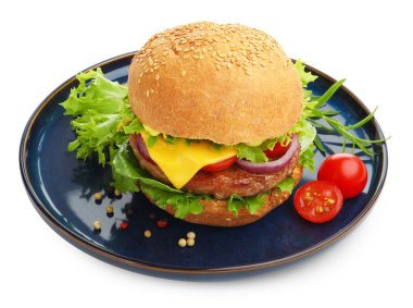 Lezzetli hamburgerli ve peynirli beyaz üzerine izole edilmiş