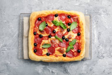 Gri masada ev yapımı lezzetli pizza, üst manzara.